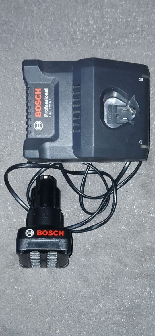 Батерия от   синята серия бош  12V, 6 амп, 90ЛВ, И зарядно 40ЛВ,,