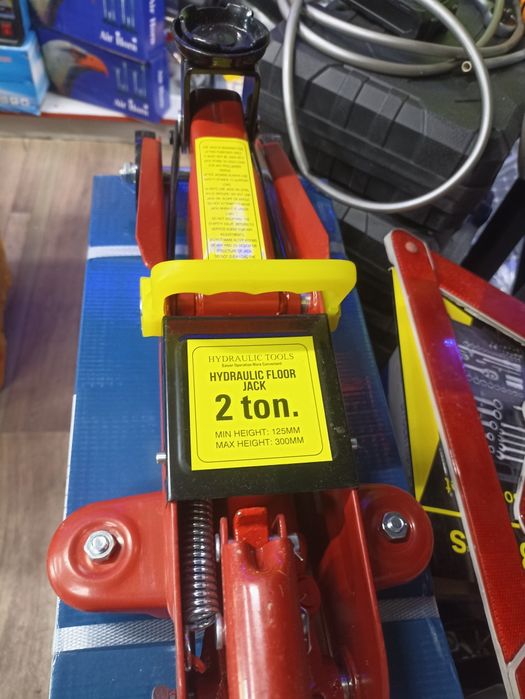 Домкрат подкатной 2т