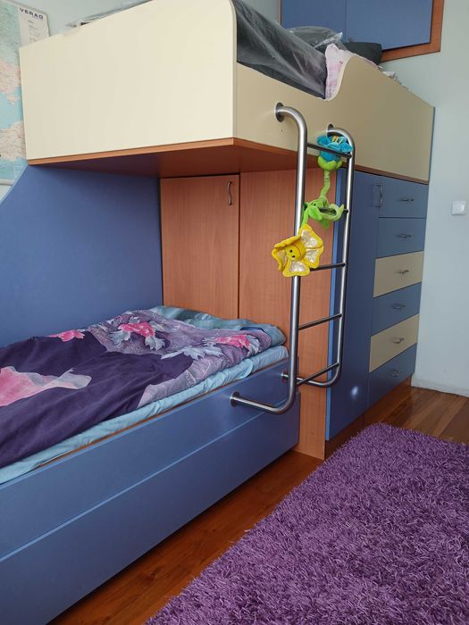 Двуетажно легло с изтеглящо се трето легло със скрин и обемна ракла.