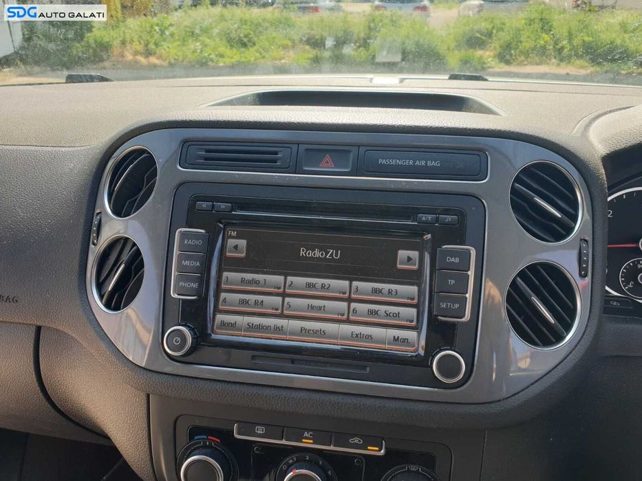 Rama Consola Grila Ornament Consola Centrala Unitate Radio CD Player Navigatie Volkswagen Tiguan 2011 - 2015