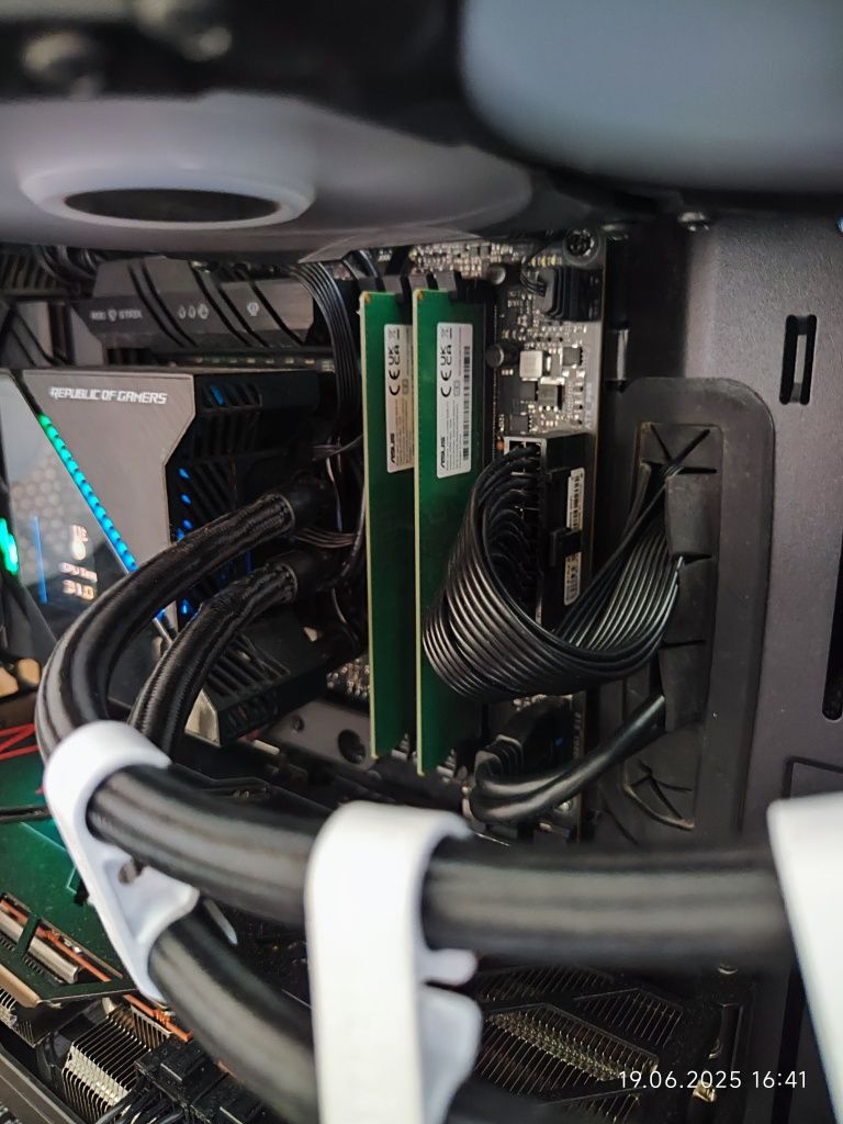 Геймърски i7 13700kf,RX 6800 16GB OC,RAM 32GB DDR5 4800