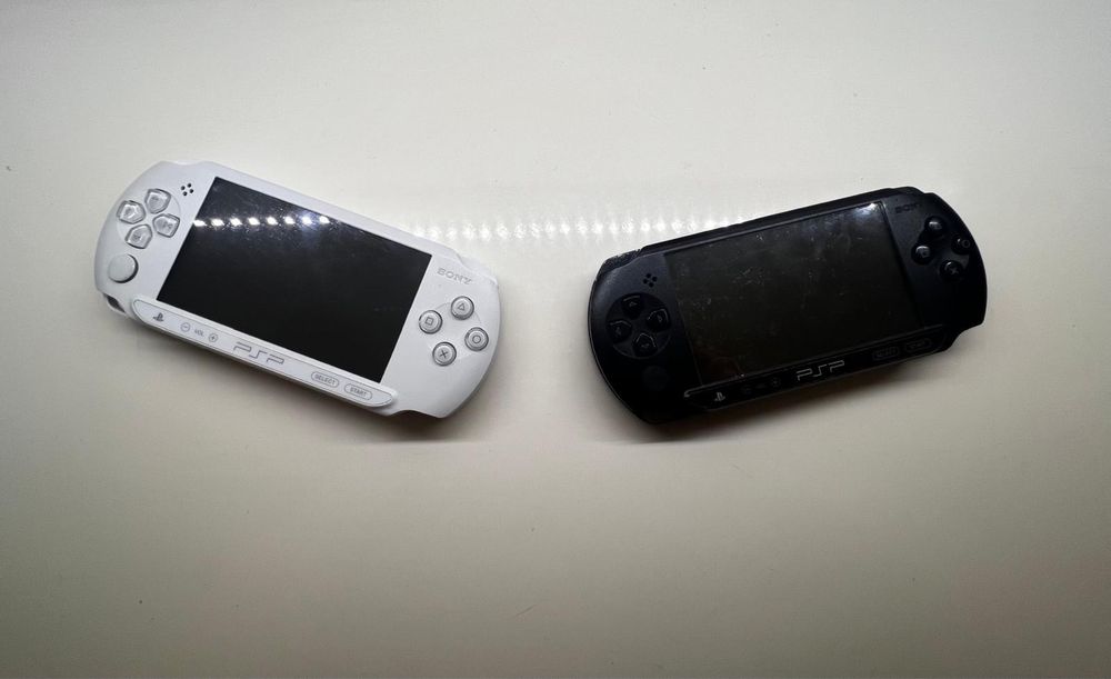 PSP Sony negru si alb cu jocuri