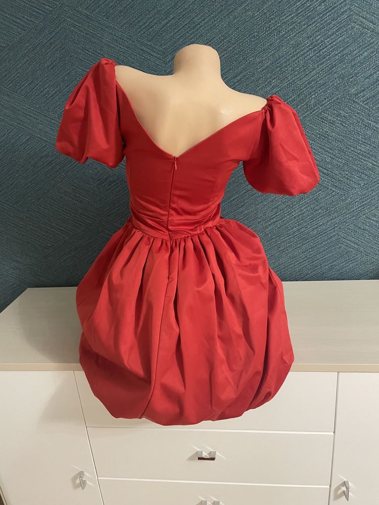 Шикарное краснон платье 36 размер