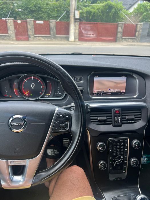 Volvo V40 R design