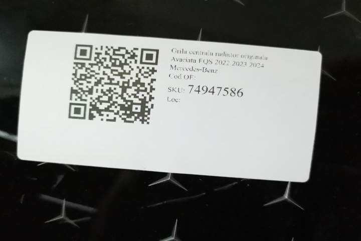 Оригинална централна решетка на радиатора, повредена / Originalna cent