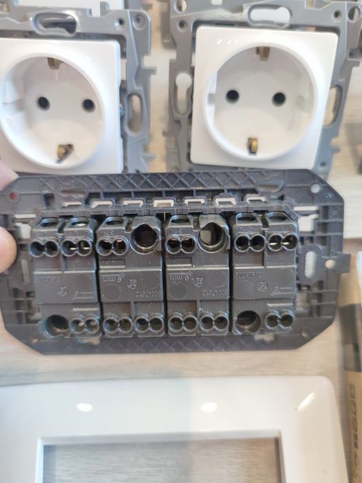 Prize, intrerupatoare Gewiss, Lenovo, Legrand