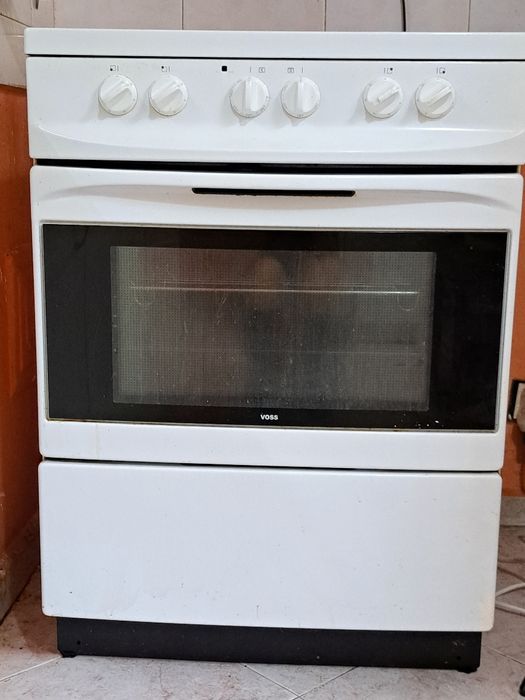 Продавам печка с керамичен плот