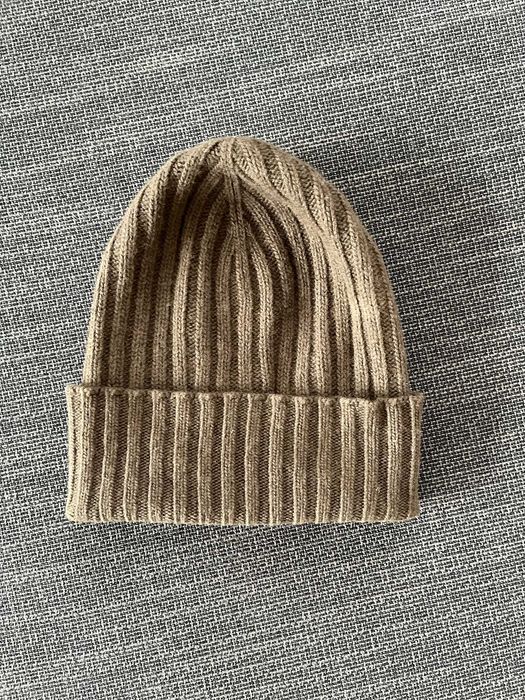 Шалове в жълто и синьо, червено пончо и масленозелена шапка