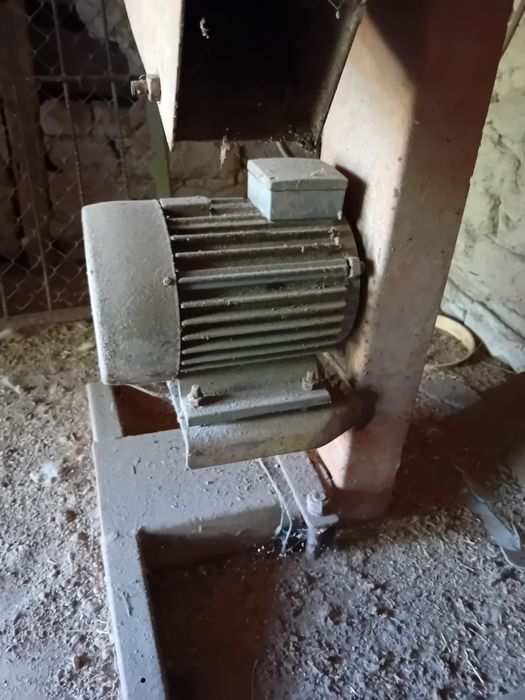 Фуражомелка трифазна