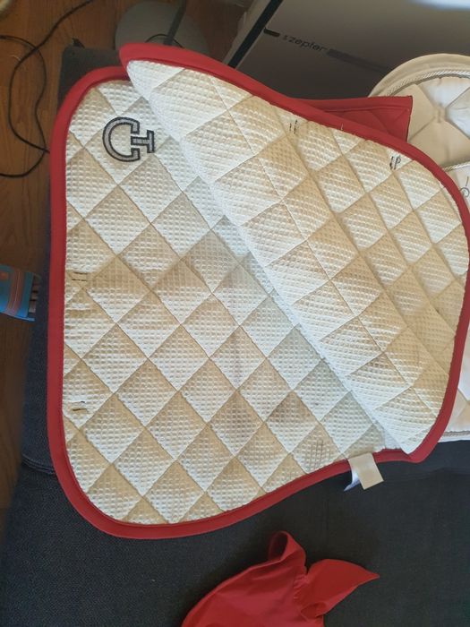 потник за кон и наушници