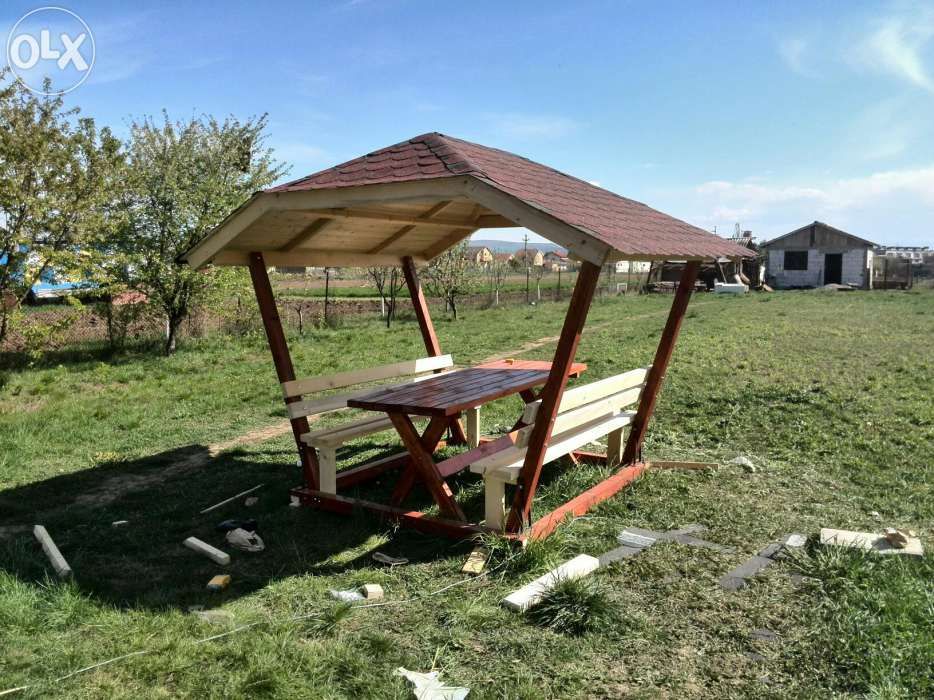 Foisor lemn cu masa si banci.