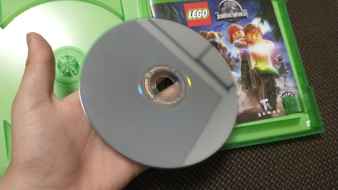 Vând sau schimb DVD "lego Jurassic world" Xbox one