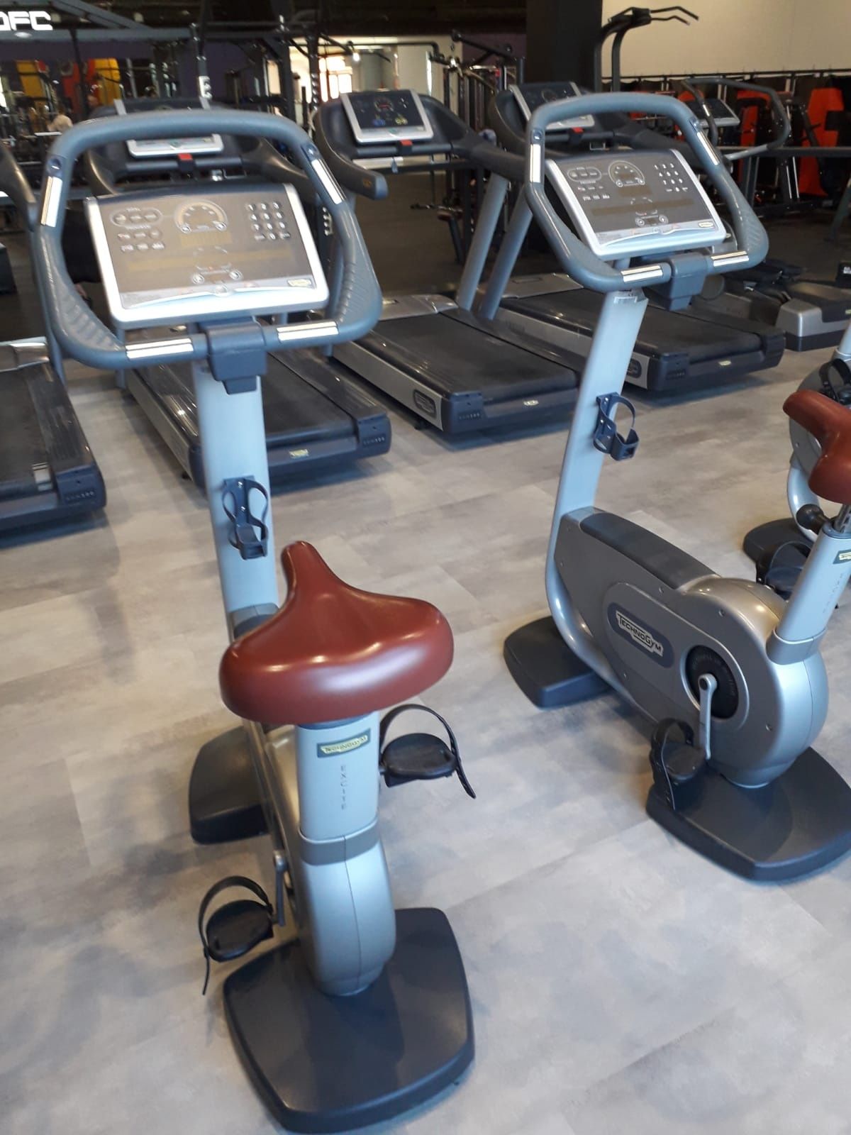 Depozit aparate fitness profesionale vindem bicicleta Technogym.