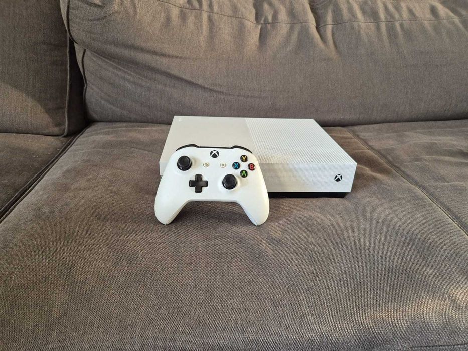 Vând XBOX one S 500 GB in stare buna, preț negociabil