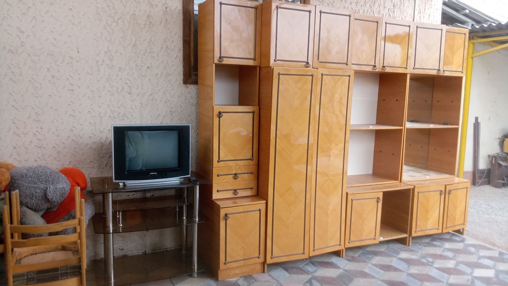Сервант,диван+2,стулья,вещи мужские, женские.
