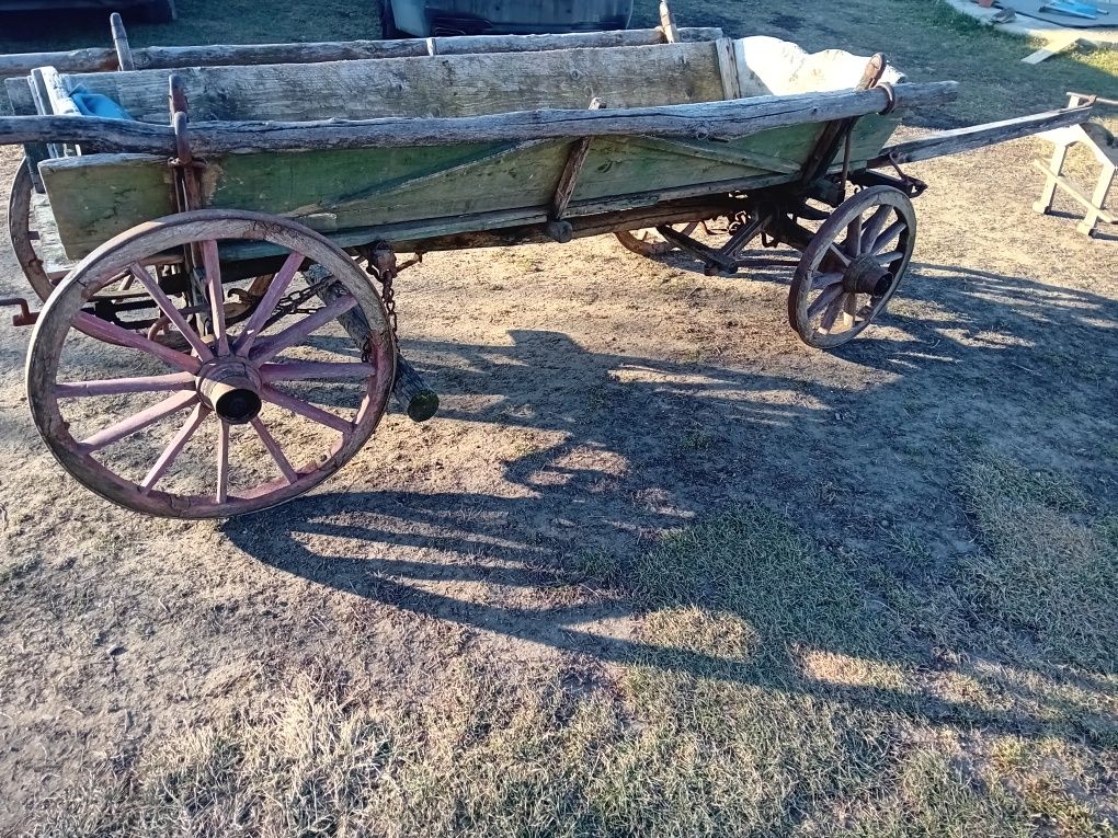 Vând căruță foarte veche.