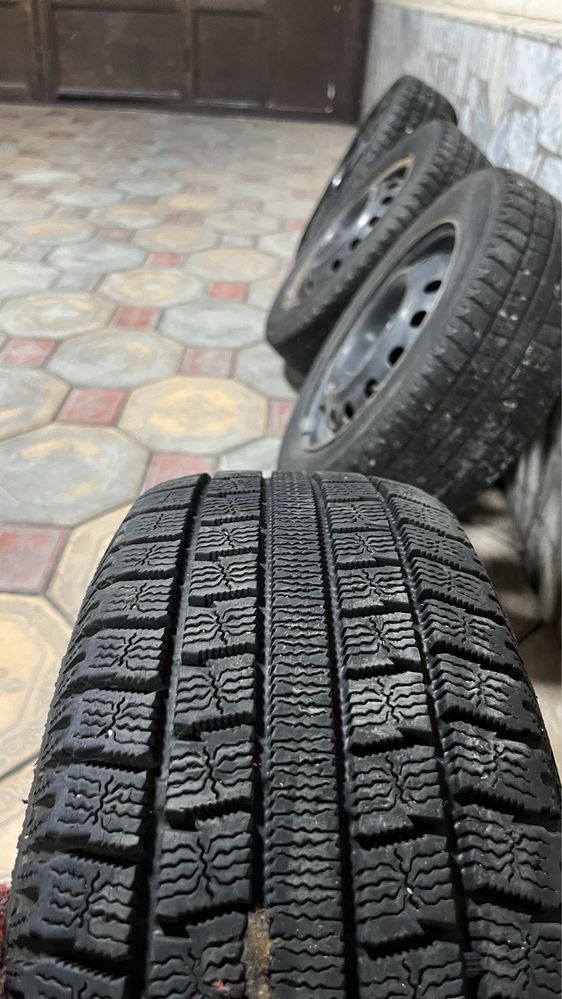 Продам комплект баллон шины R14