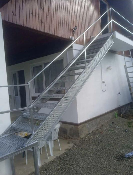 Vând scari metalice