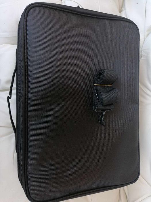 Страхотен стабилен куфар за козметика лакове и грим