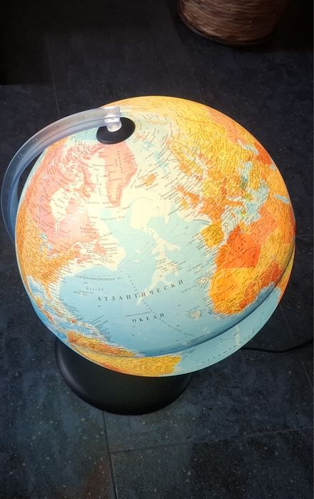 Светещ глобус, статив и кожен стол с амортисьор