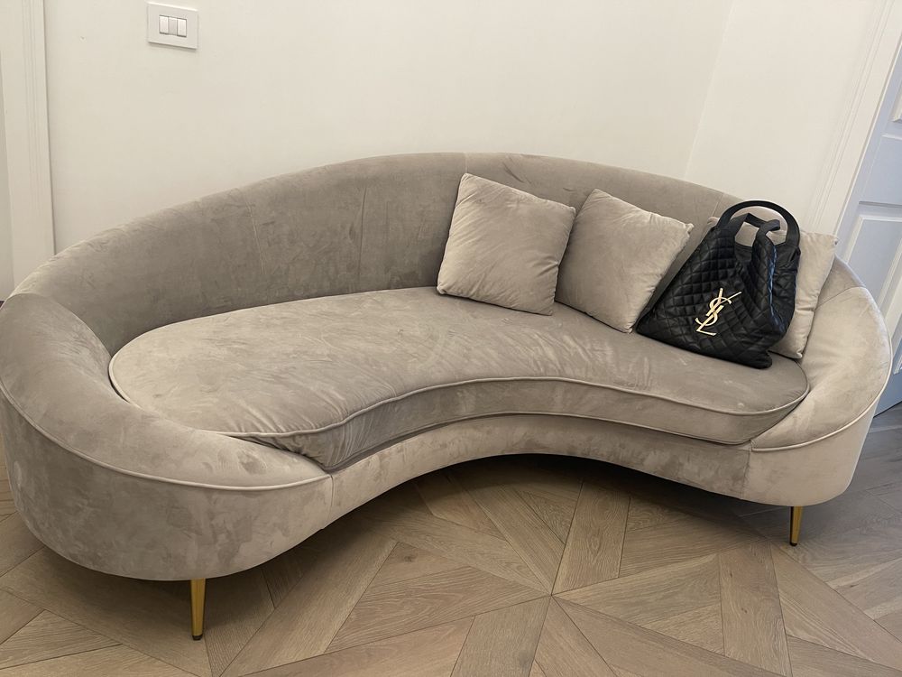Canapea gri modernă