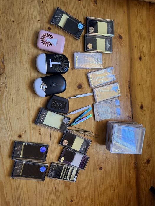 Masa + scaun pentru cosmetica + accesorii incepere activitate