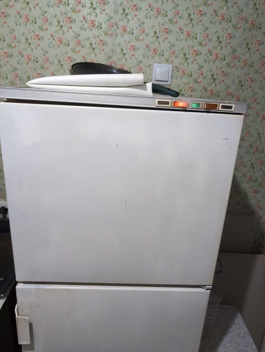 Продам советский двухкамерный холодильник, в том числе на металлолом