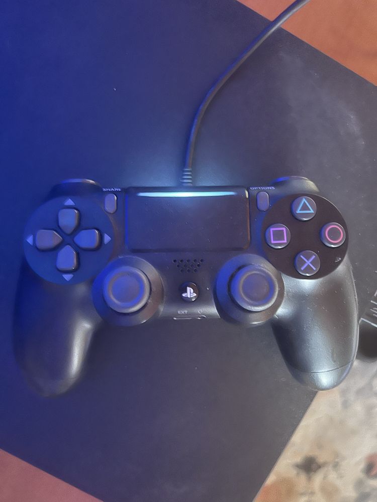 PS4 Slim - 2 Controllere + Charging station