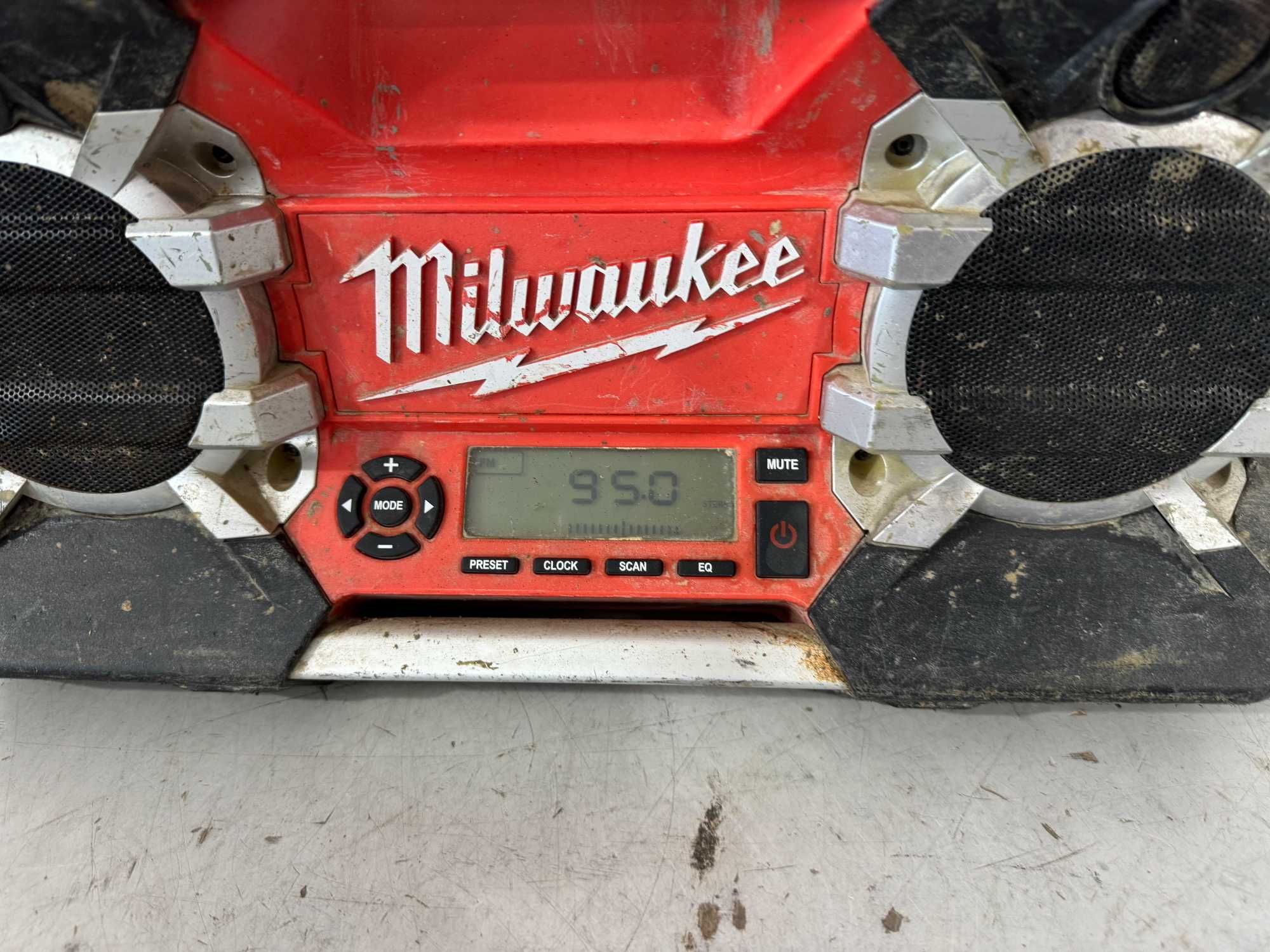 Радио - Milwaukee C12-28 DCR