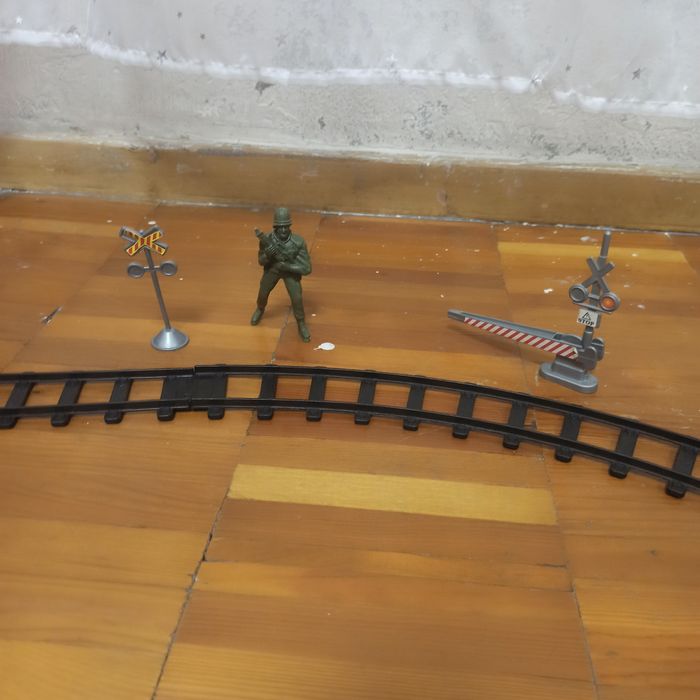 Железная дорога из пластика на батарейках