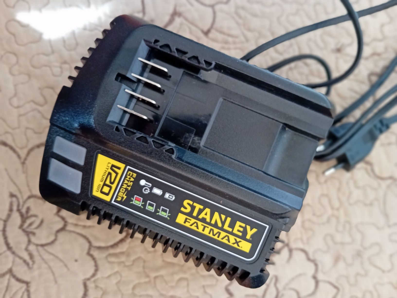 Vând încărcător bormașină, STANLEY FATMAX 18V 4A fast charged, nou.