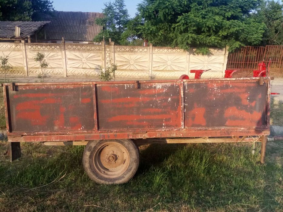 Vând o remorcă agricolă monoax și un plug reversibil cu două trupițe