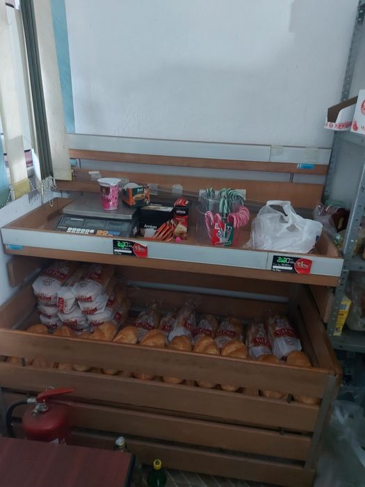 Vând rafturi comerciale