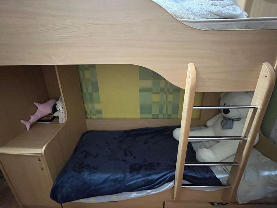 кровать двухспальная, стол письменный