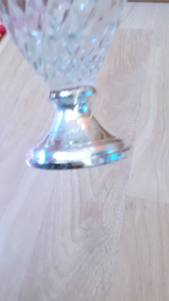Carafa din cristal, cu piciorul și partea superioara din metal arginta