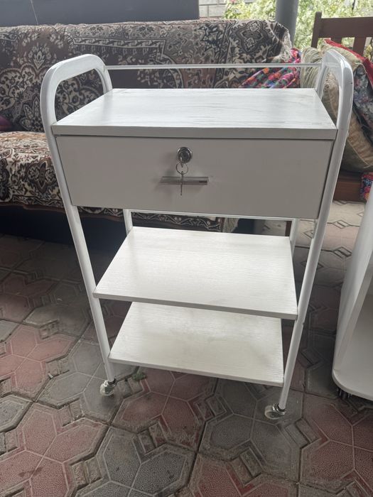 Продаются белый помощник, бархатные стулья-кресла, столы маникюрные