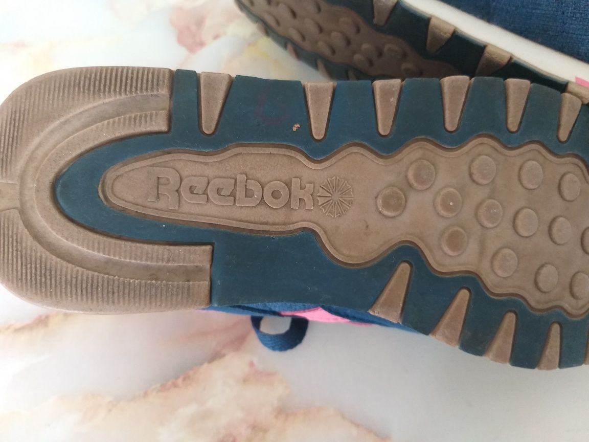 Продам жен. кроссовки Р39  Reebok