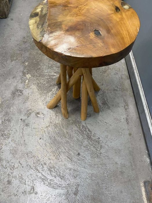 Дървена кръгла масичка с оплетени крака