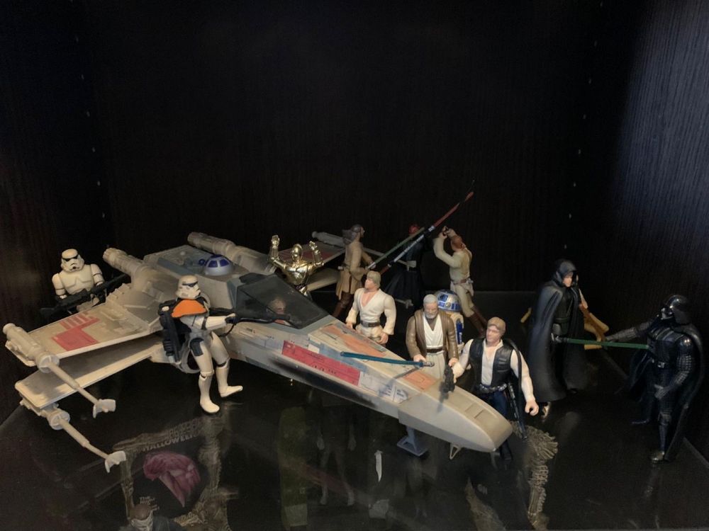 Mica Colectie Star Wars Hasbro din anii 90 cu 14 Figurine si X-Wing.