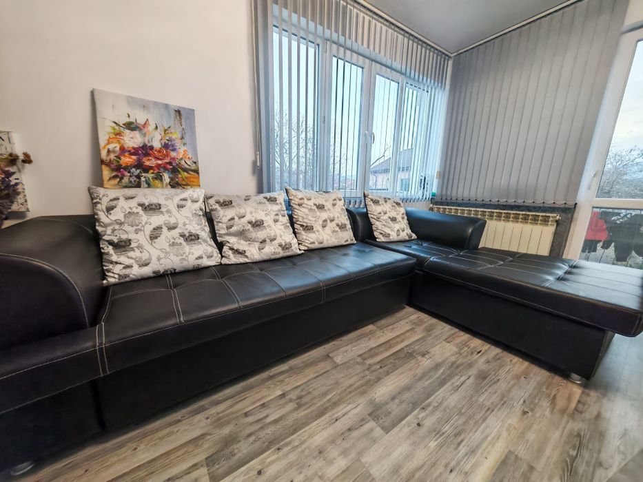 Черен кожен диван с лежанка