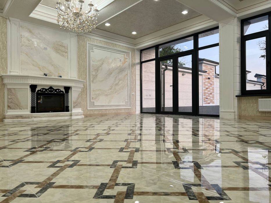 Продаётся участок в поселке Улугбек, вдоль речки.