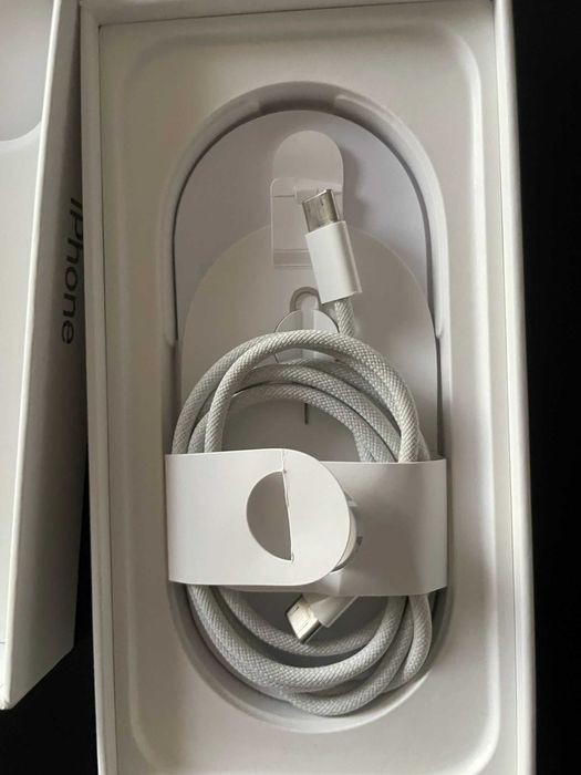 Vand Iphone 16 pro, cu garantie, baterie 100%, conditie excelenta