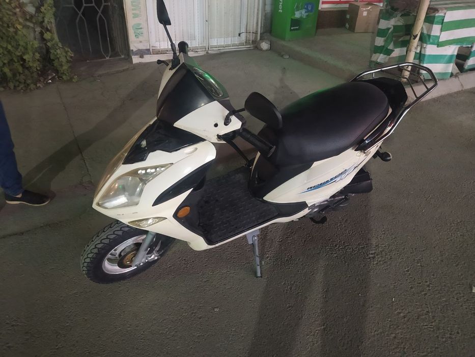 Skutr sotiladi narxini kelishamiz