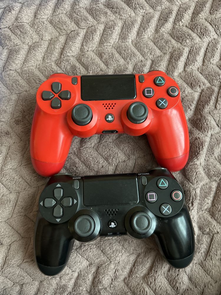 Продавам комплект PlayStation 4 с игри и 2 джойстика