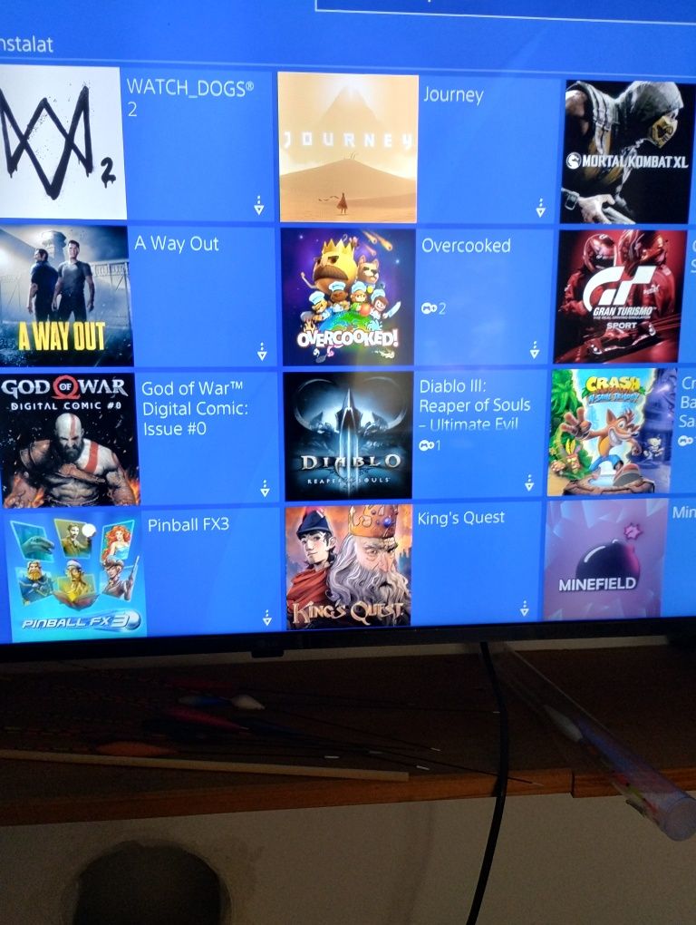 Vând PS4 pro cu 2 controlere