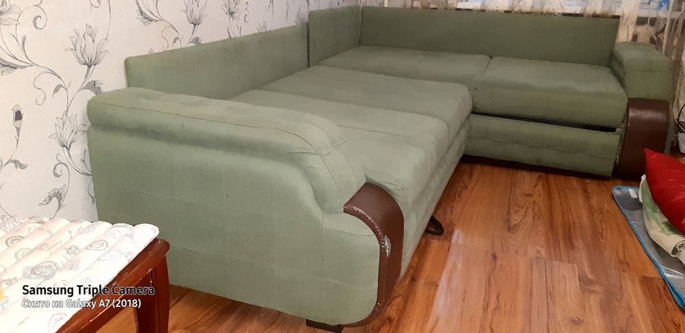 Продам срочно угловои диван