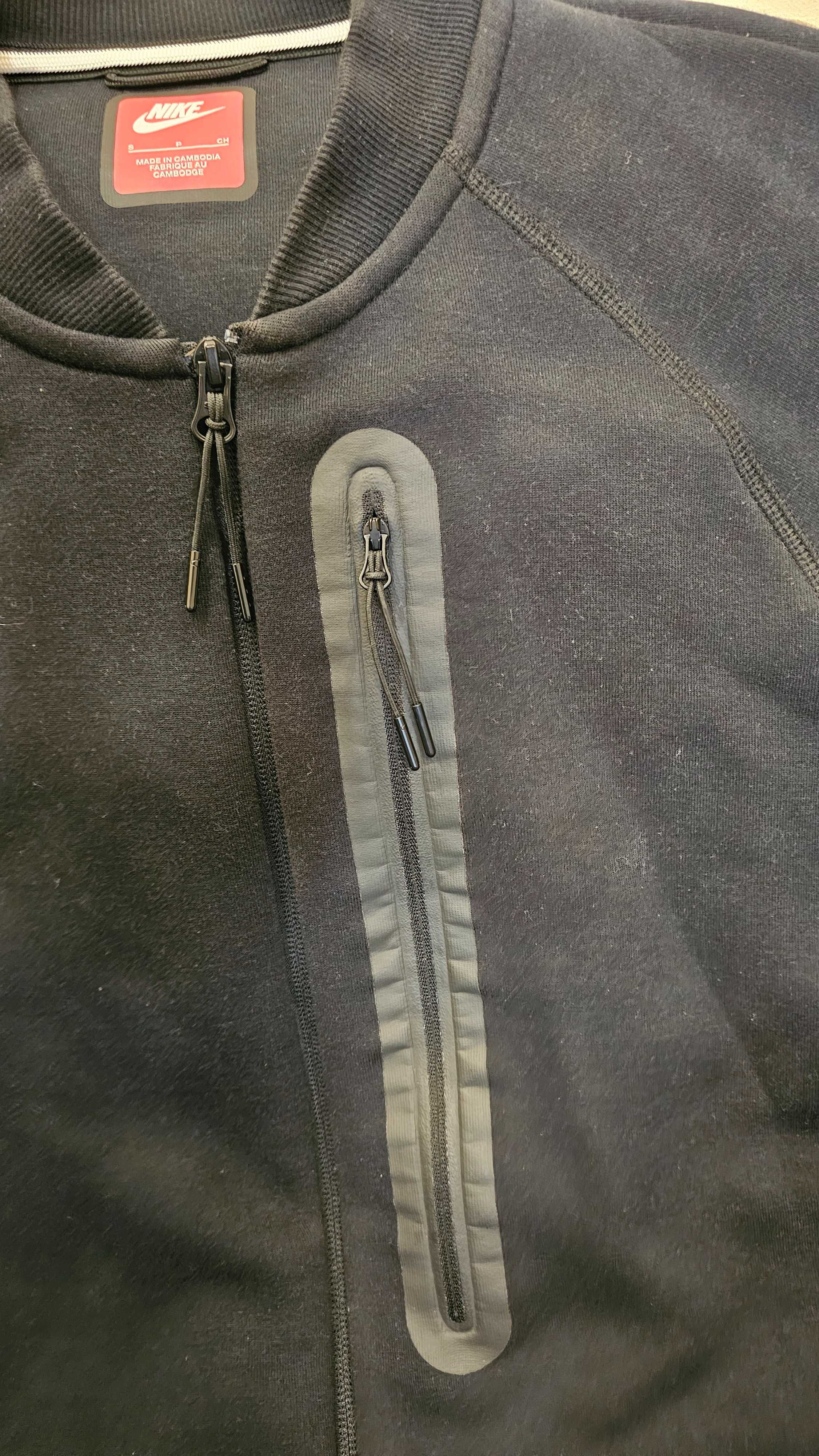 Продавам оригинален суичър на ,Nike
