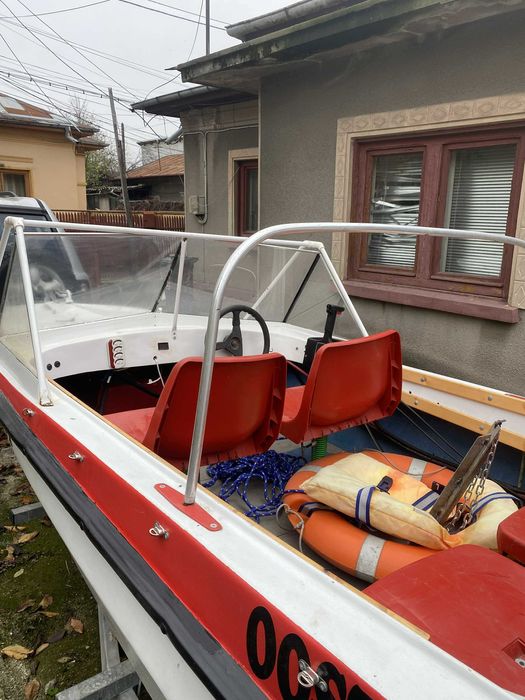 Vand barca 4m/1,6m cu motor defect fara piridoc