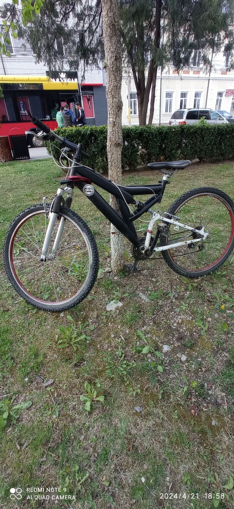 Bicicleta MTB full suspension