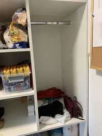 Шкаф за дрехи и документи